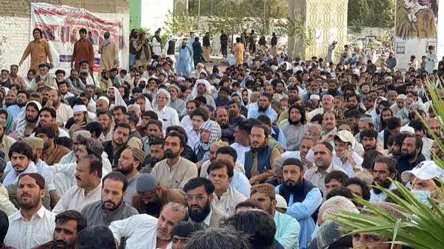 کوئٹہ میں سانحہ زیارت کے خلاف پولیس اہلکاروں کے لواحقین کا دھرنا کوئلہ پھاٹک کے قر یب چھٹے روز بھی جاری