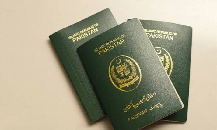 پاکستانی پاسپورٹ کی عالمی درجہ بندی مزید ایک درجے تنزلی کے بعد 101ویں نمبر پر آگیا