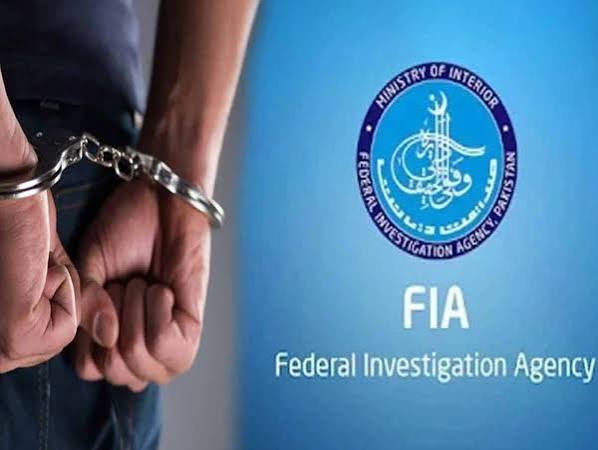 وفاقی تحقیقاتی ادارے ایف ائی اے نے 400 کلوچاندی کی چوری کیس میں سابق کلیکٹرکسٹم سمیت 5 مزیدملزمان گرفتار کرلیا
