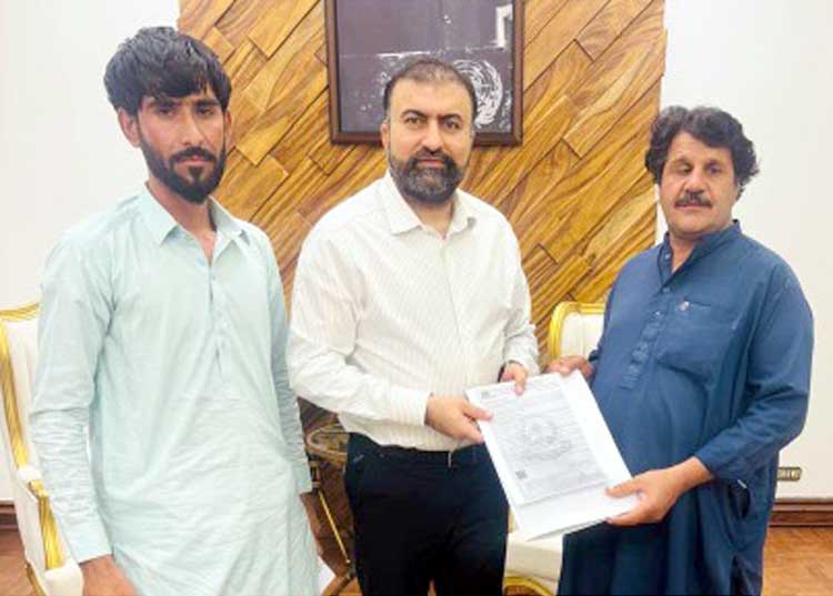 وزیراعلیٰ نے شہیدملک شنیگل خان کے فرزند اور بھائی کو محکمہ زراعت میں تعیناتی کے آرڈر دیدیئے